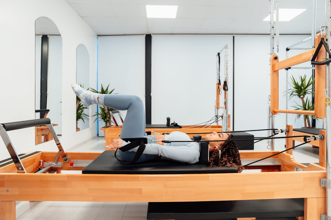 Eine Anleitung zur perfekten Reformer Pilates Sitzposition